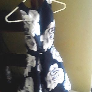 Black and white classic floral small side pocket